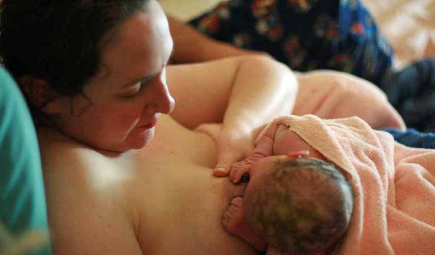 Ngay sau khi sinh, cho con bú trực tiếp mẹ sớm nhất có thể